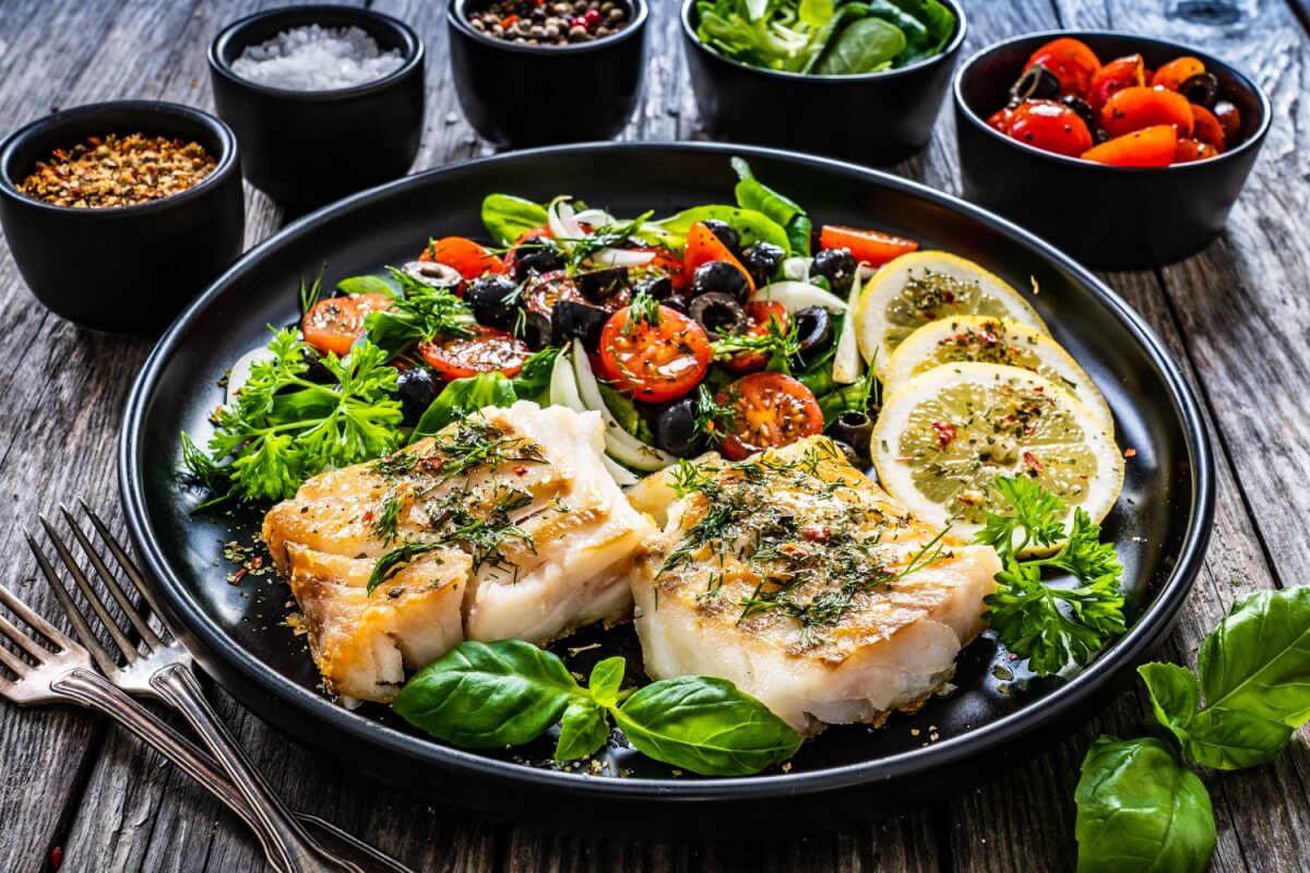 Receitas de peixe assado ganham destaque no almoço de Páscoa