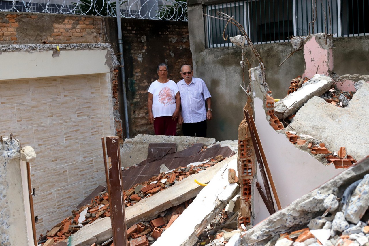 Sebastião e Sebastiana observam os escombros das quatro casas já derrubadas aos fundos do lar do casal