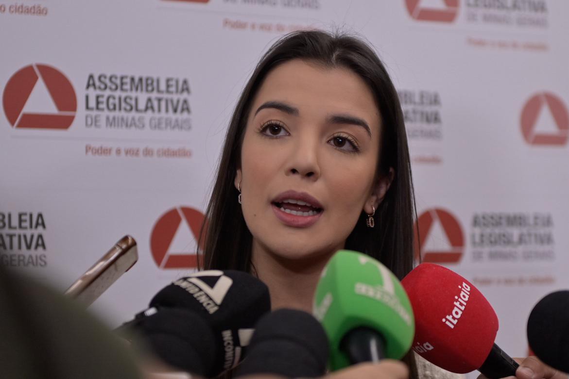 Deputada acusa ativista de ameaça durante audiência na ALMG; caso gerou suspensão e apuração.
