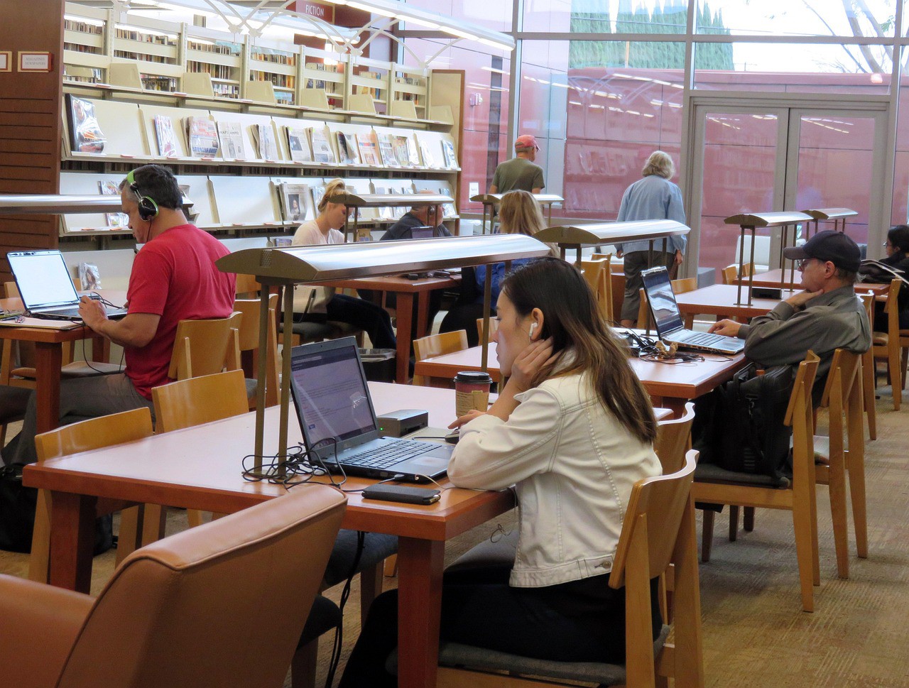 Estudando em uma biblioteca