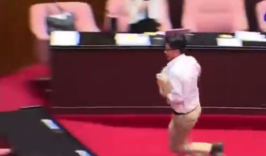 Deputado rouba documento e foge para impedir aprovação projeto de lei em Taiwan