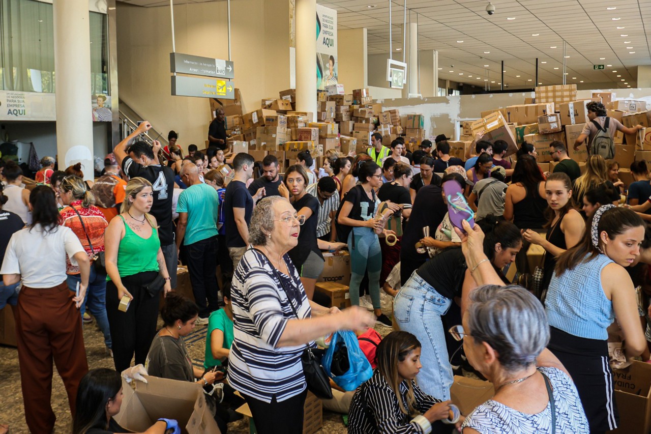 Enchentes deixaram milhares de pessoas desalojadas e desabrigadas; população precisa de ajuda com mantimentos, produtos de higiene e diversos itens de subsistência básica. Crédito: Rodney Costa/O Tempo