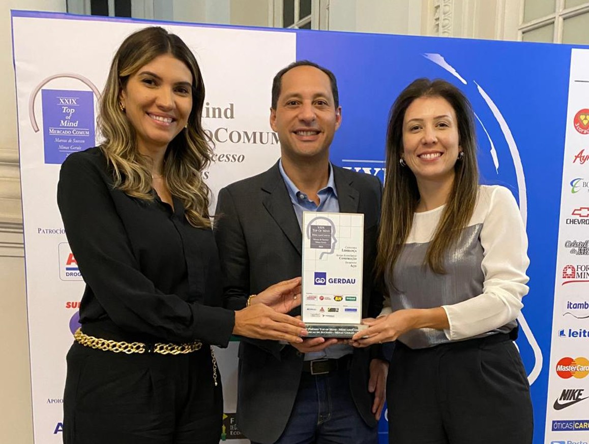 Nathália Moreira, Rafael Simas e Isabela Charbel, parte da equipe de Comunicação e Relações Institucionais da Gerdau