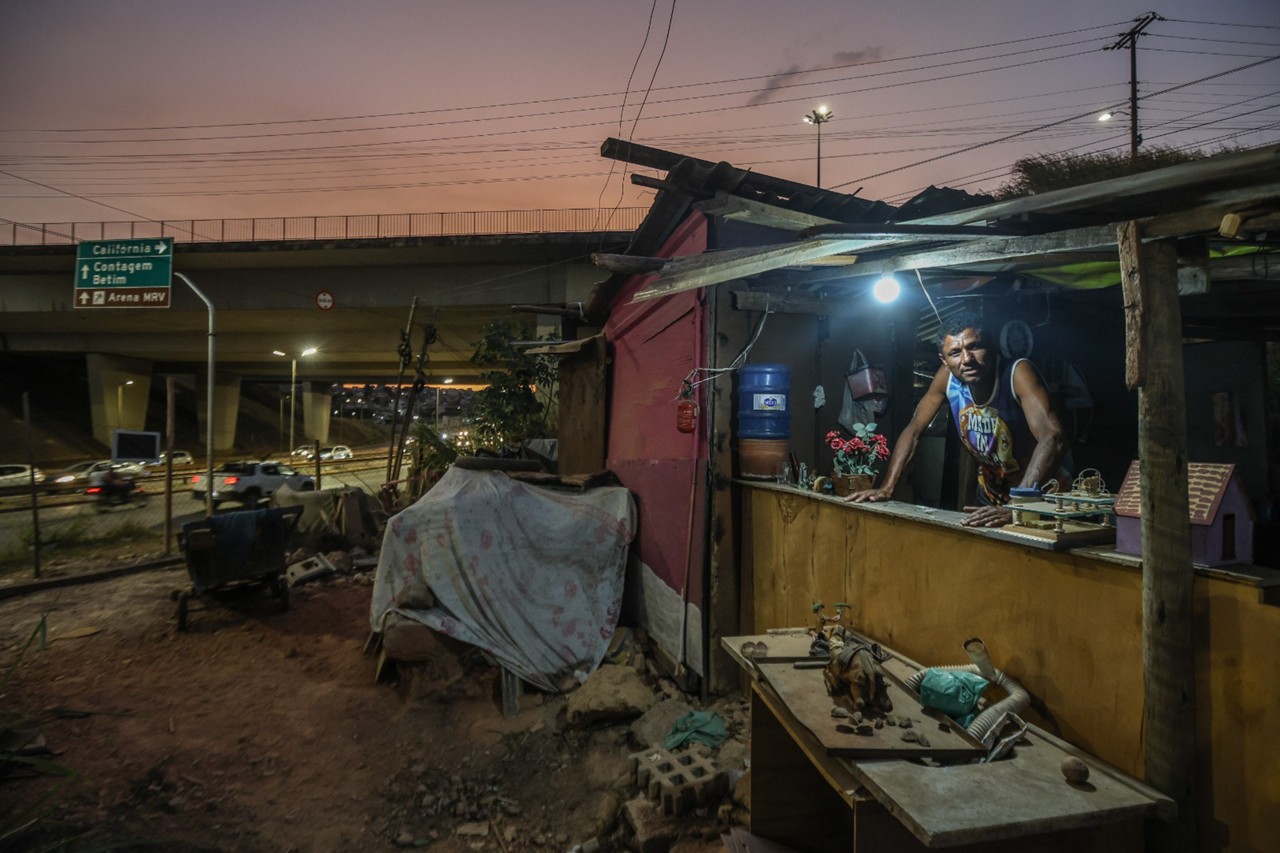Gislésio Rodrigues em sua casa que fica em terreno entre a Via Expressa