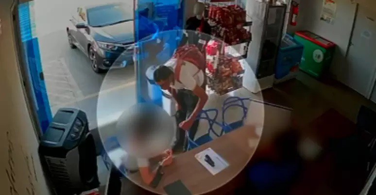 Vídeo mostra adolescente sendo beijada à força em Senador Canedo