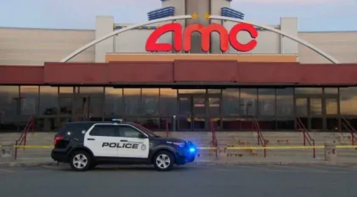 Um carro da polícia está estacionado em frente a um teatro AMC em Braintree, Massachusetts, após um esfaqueamento