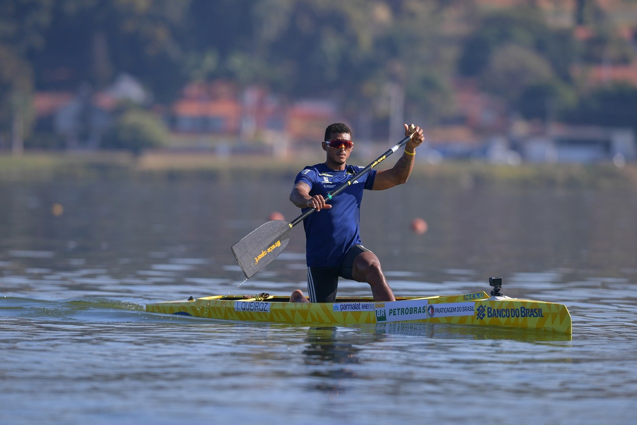 Isaquias Queiroz durante treino em Lagoa Santa antes de viajar para Paris