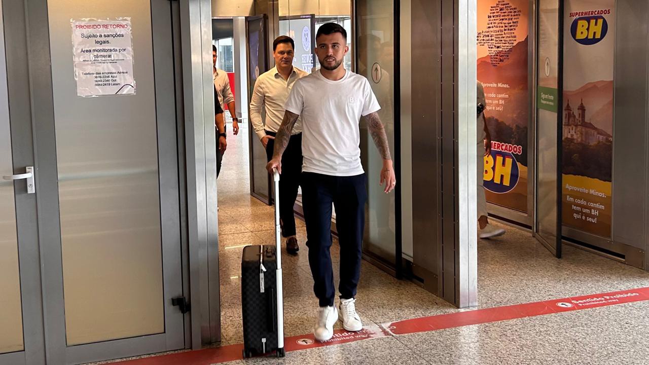 Matheus Henrique chega a BH para assinar com o Cruzeiro