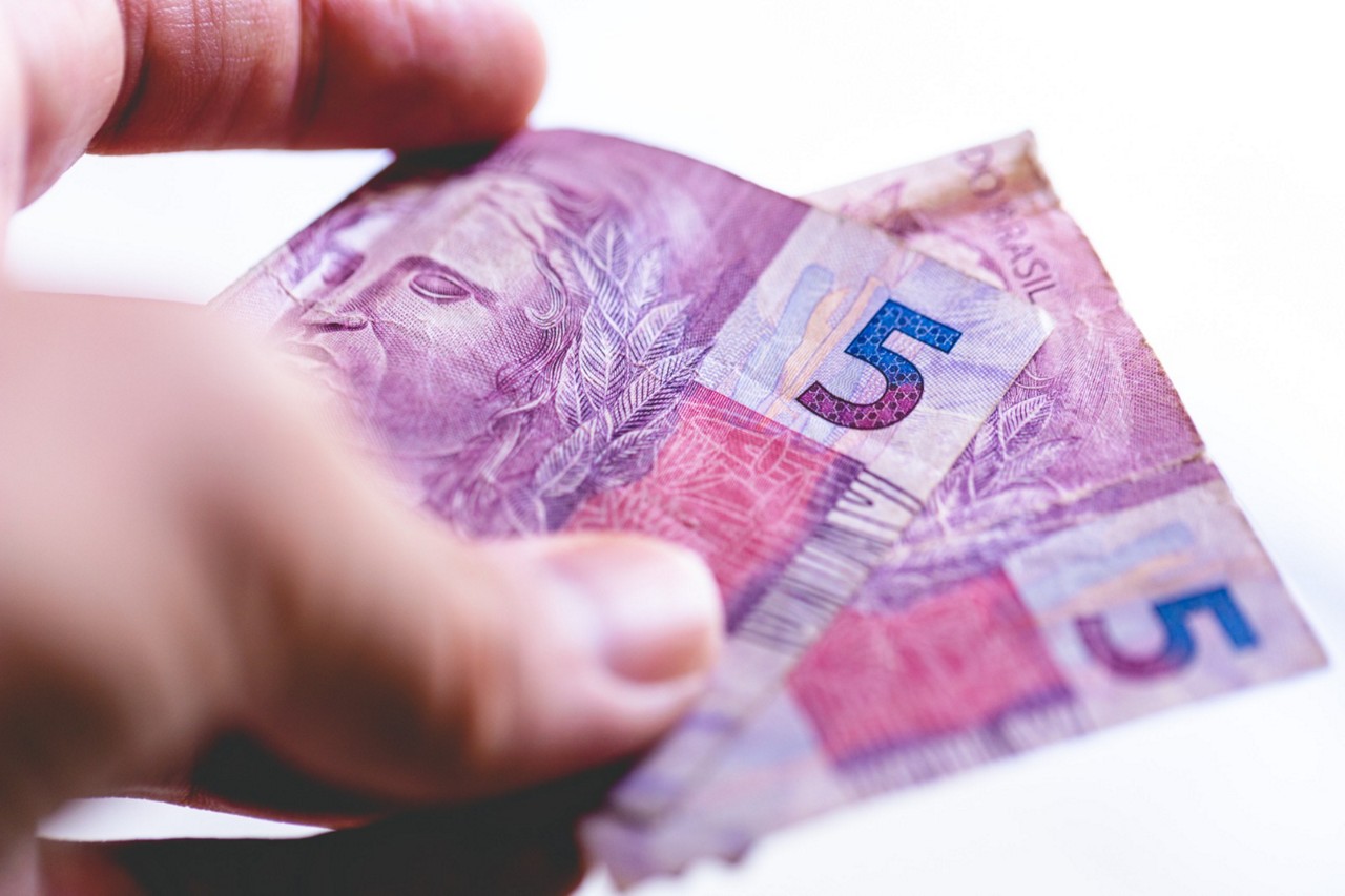Nota de 5 reais com detalhe na numeração pode valer mais de R$ 40