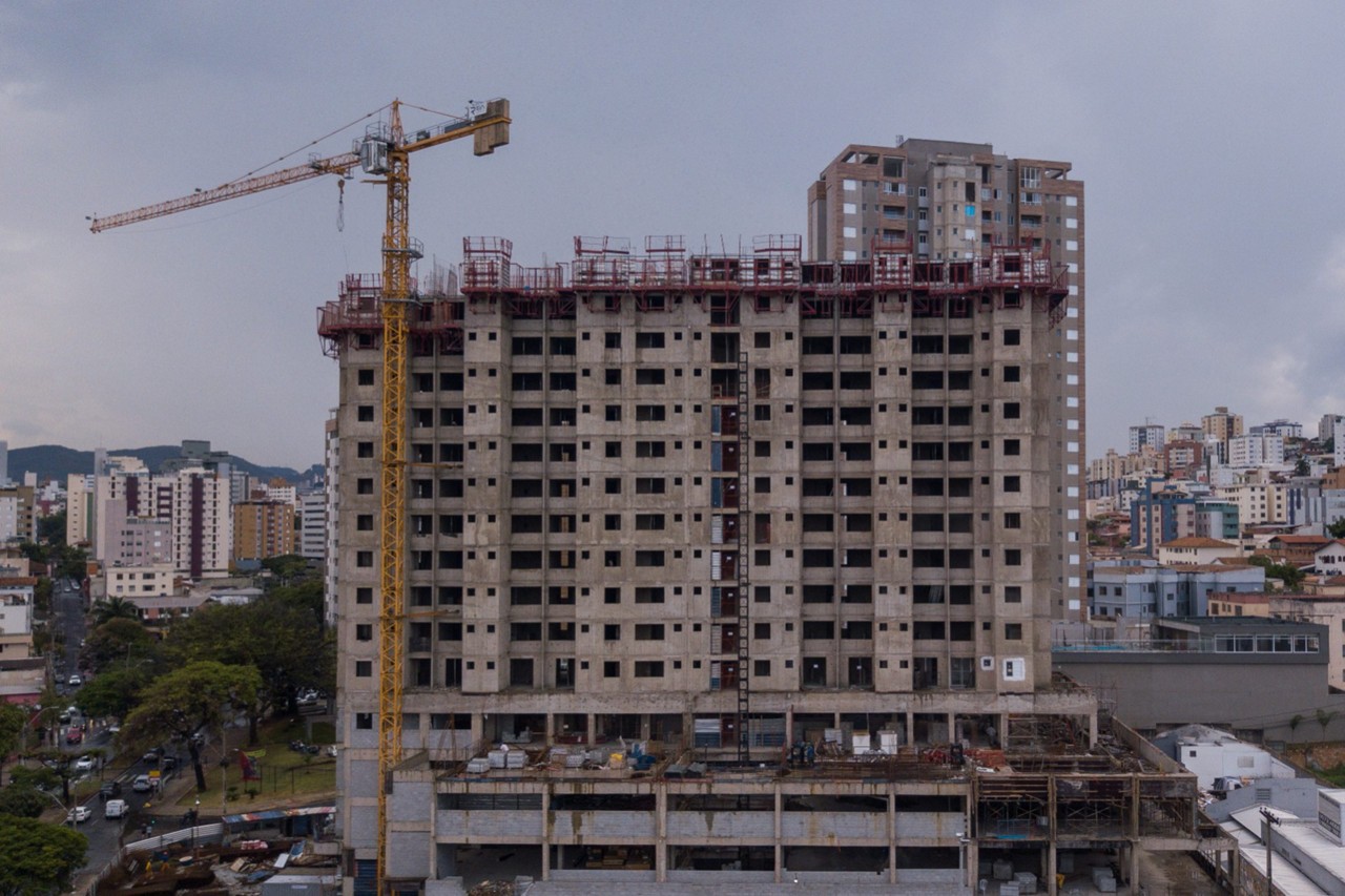 Prédio residencial em construção na avenida Silva Lobo, bairro Nova Suíça