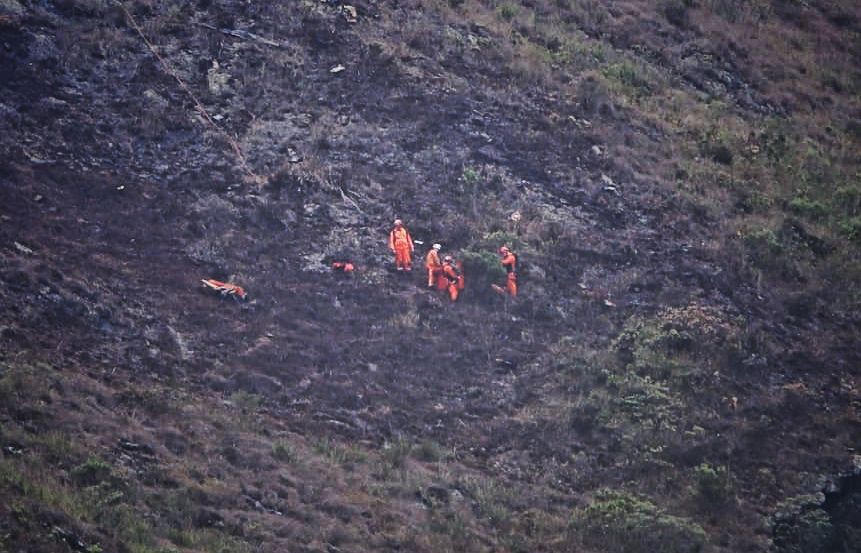 Bombeiros fazem buscas em local onde caiu o helicóptero da corporação. Foto: Alex de Jesus/O TEMPO