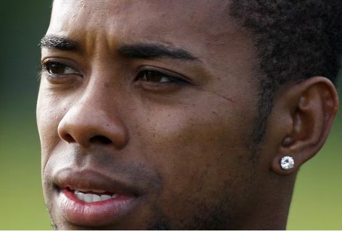 Justiça da Itália condenou Robinho a nove anos de prisão por participação no estupro coletivo de uma mulher violentada em uma boate de Milão em 2013; STJ homologou decisão italiana e determinou a prisão do ex-jogador em março deste ano