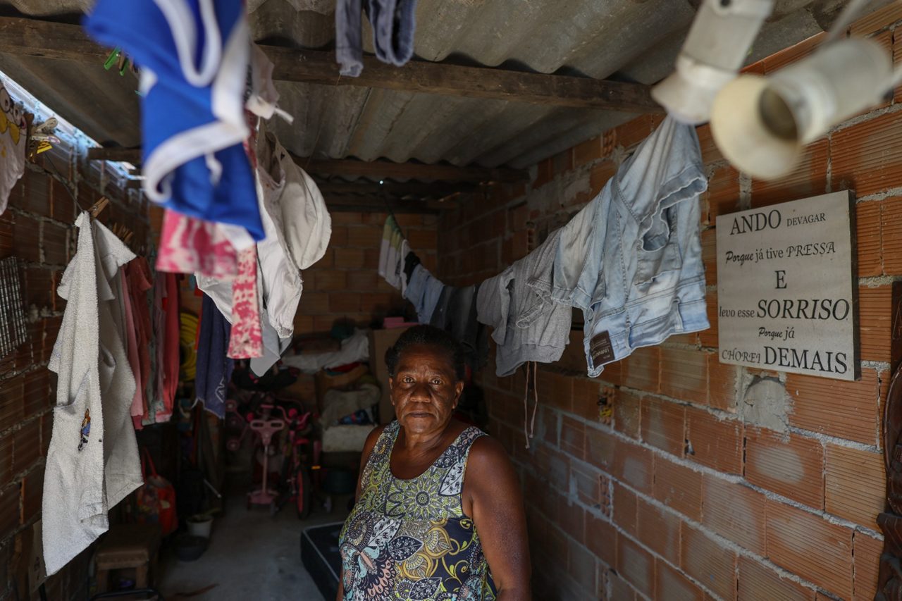 Rosângela da Cruz, moradora da Ocupação Vila Fazendinha, localizada em terreno na avenida Tereza Cristina, na altura do bairro Calafate