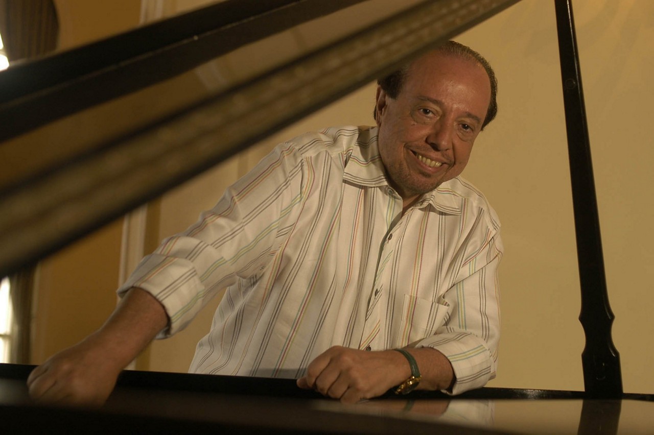 O pianista e arranjador Sergio Mendes posa para fotos, após entrevista sobre seu novo disco, no Hotel Copacabana Palace, No Rio de Janeiro, (RJ)