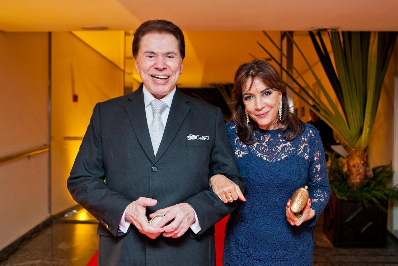 O apresentador Silvio Santos acompanhado de Iris Abravanel em agosto de 2021
