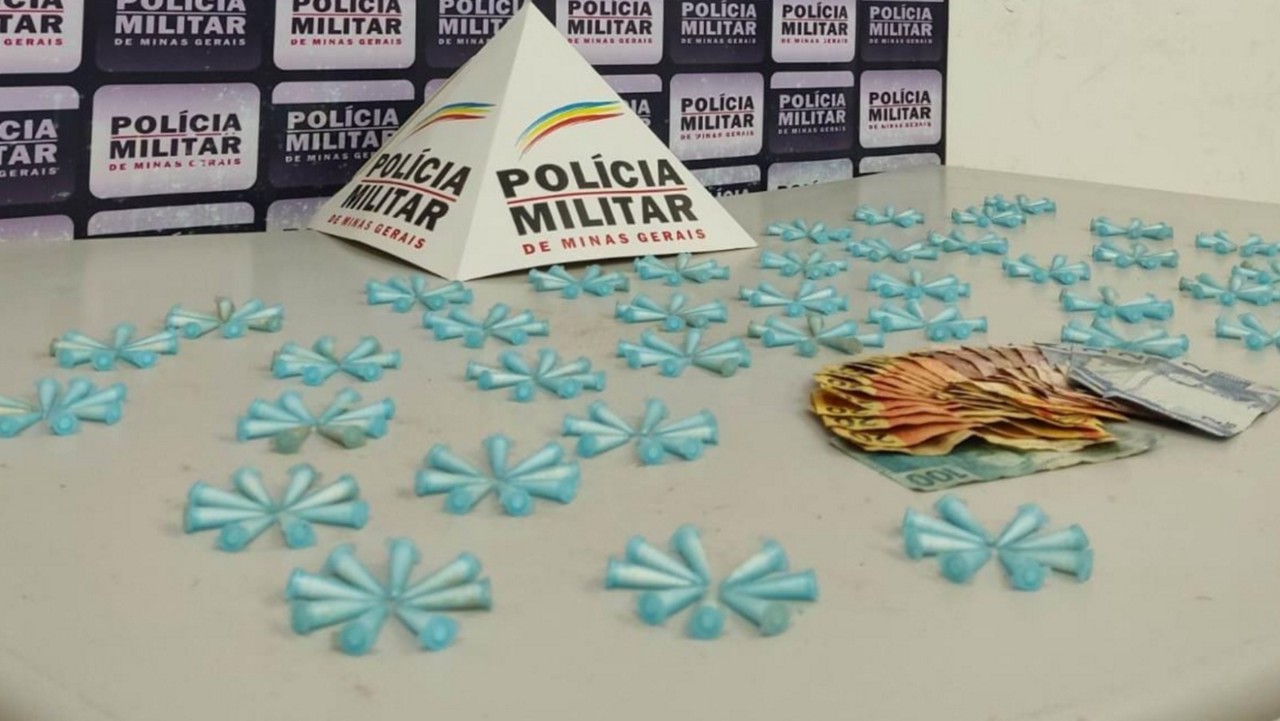 A PM apreendeu mais de 300 pinos de cocaína || Polícia Militar / Divulgação