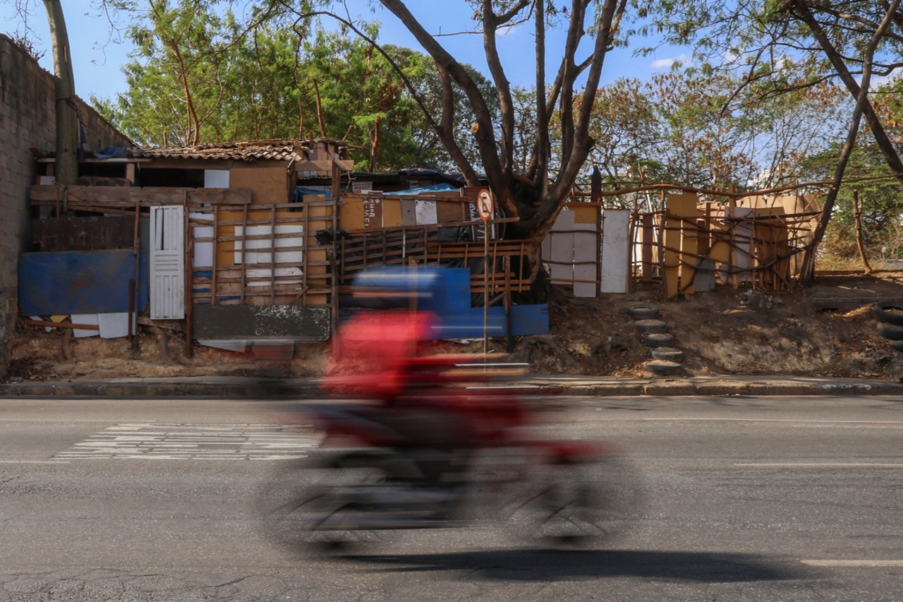 Ocupação localizada em terreno na avenida Tereza Cristina, na altura do bairro Calafate