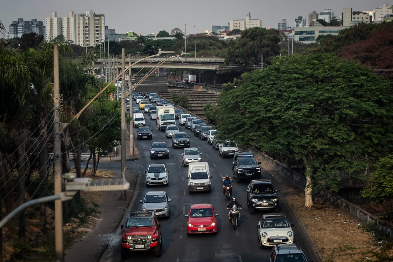 Concentração de postoso de trabalho em áreas centrais afeta a mobilidade em grandes cidades e deixa trânsito mais caótico