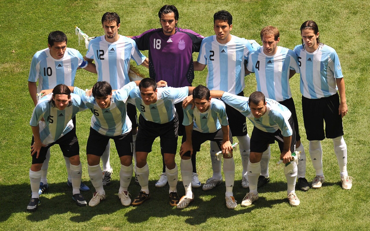 Seleção da Argentina que conquistou o ouro olímpico nos Jogos Olímpicos de Pequim 2008 (Foto: AFP PHOTO / FABRICE COFFRINI