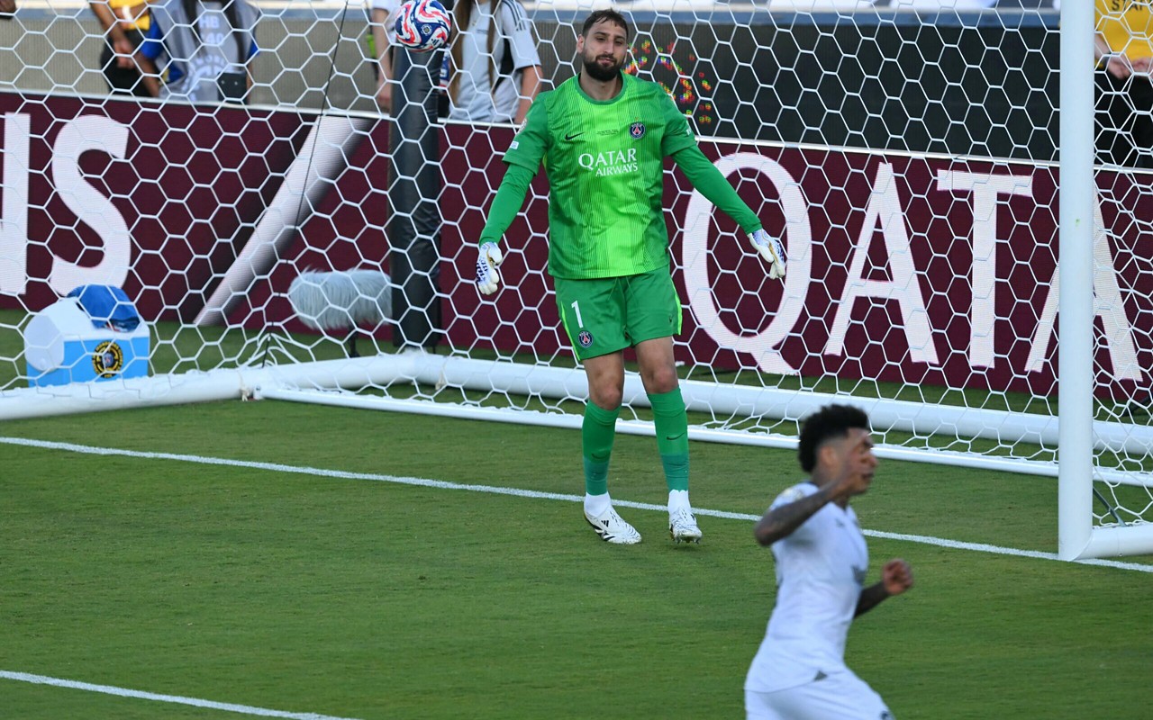 Igor Jesus vence Donnarumma e sai para comemorar com a torcida (Foto: Patrick T. Fallon/AFP)