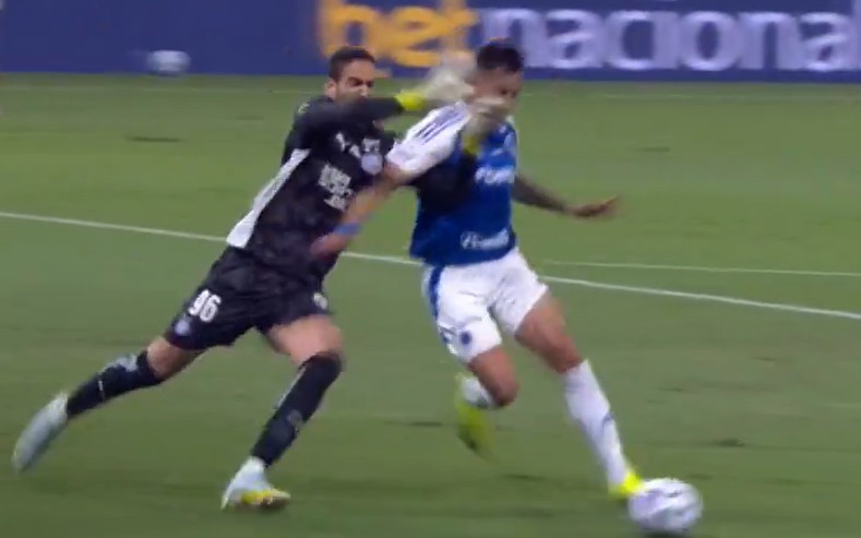 Ronaldo comete pênalti em Kaio Jorge (Foto: Reprodução / Premiere)
