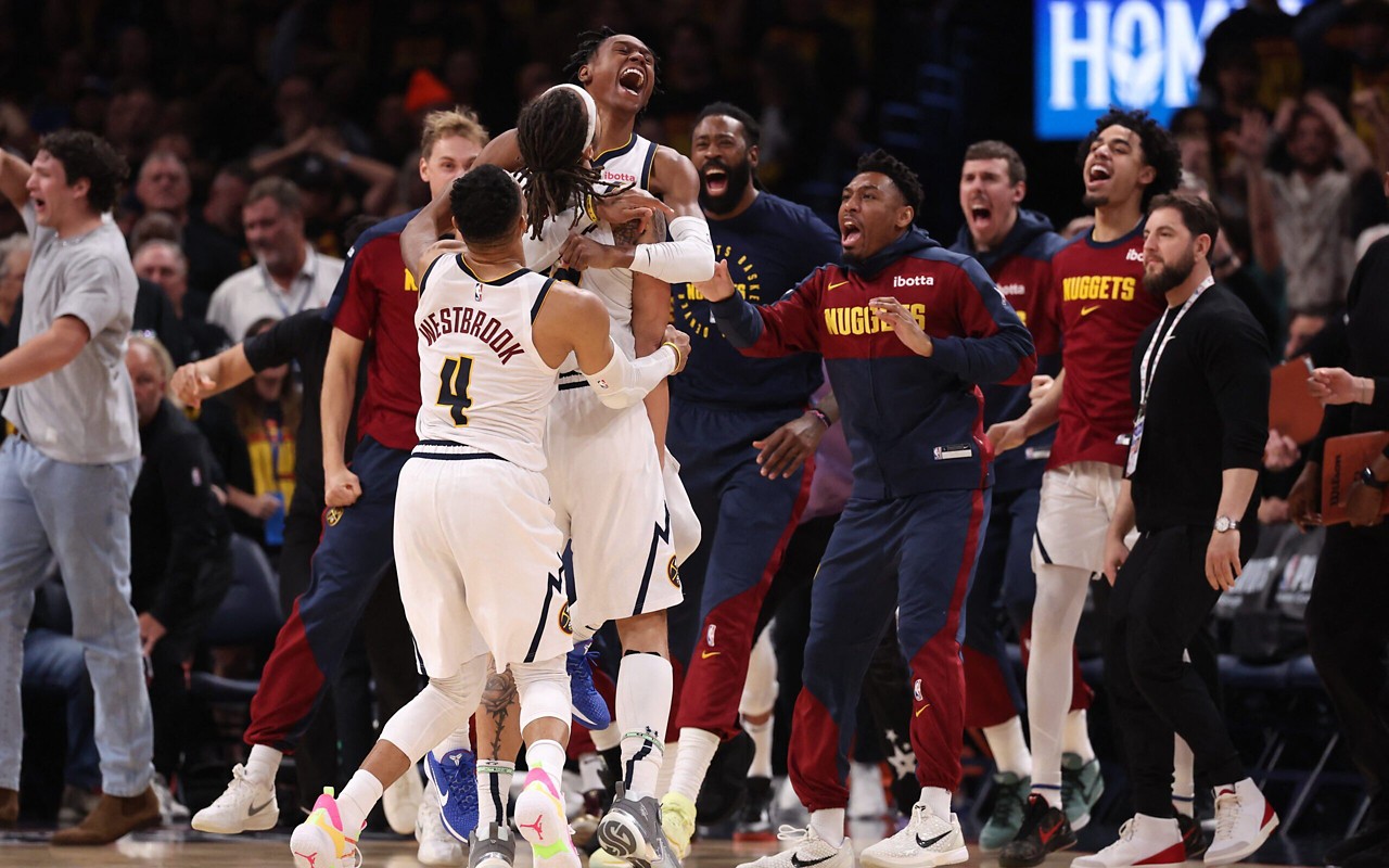Comemoração dos jogadores do Denver Nuggets após vencerem o Oklahoma City Thunder (Foto: Sam Hodde/AFP)