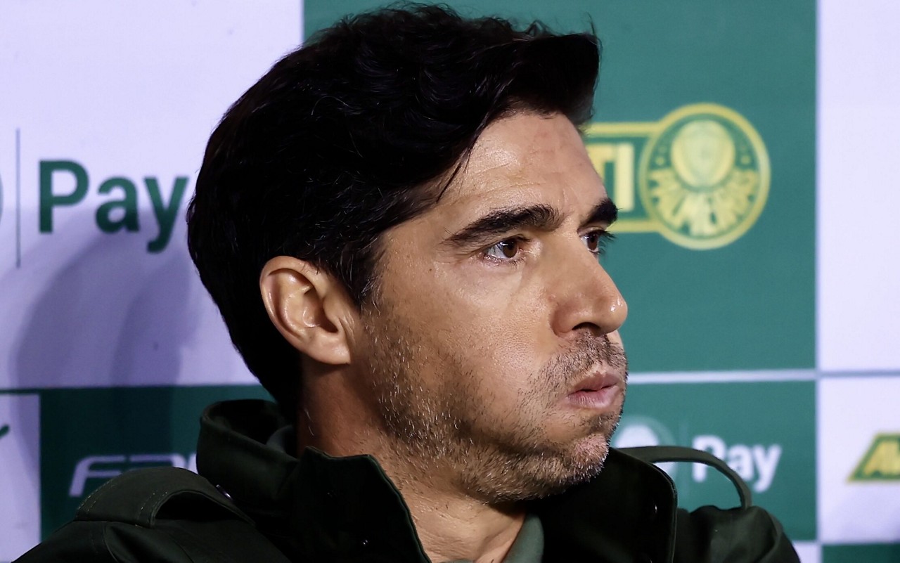 SP - SAO PAULO - 08/11/2024 - BRASILEIRO A 2024, PALMEIRAS X GREMIO - Abel Ferreira tecnico do Palmeiras durante partida contra o Gremio no estadio Arena Allianz Parque pelo campeonato Brasileiro A 2024.  Foto: Marcello Zambrana/AGIF