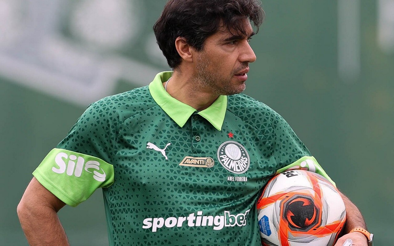 O técnico do Palmeiras, Abel Ferreira, durante treinamento, na Academia de Futebol. (Foto: Cesar Greco/Palmeiras/by Canon)