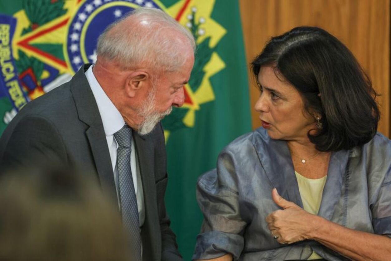 O presidente Luiz Inácio Lula da Silva com a ex-ministra da Saúde Nísia Trindade