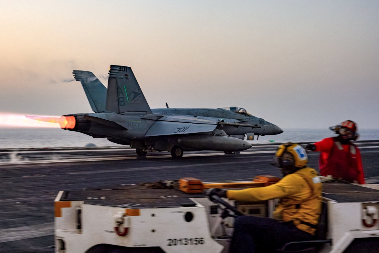 F/A-18 decola do porta-aviões USS Harry Truman para bombardear posições houthis no Iêmen (Hunter DAY / DVIDS / AFP) 