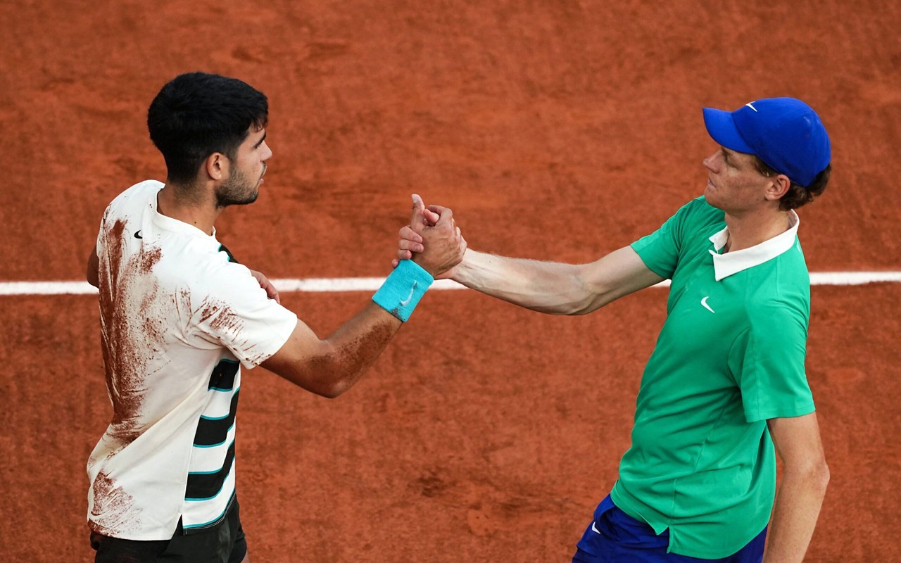 Alcaraz superou Sinner em jogo emocionante na final masculina (Foto: Foto: Dimitar Dilkoff / AFP)