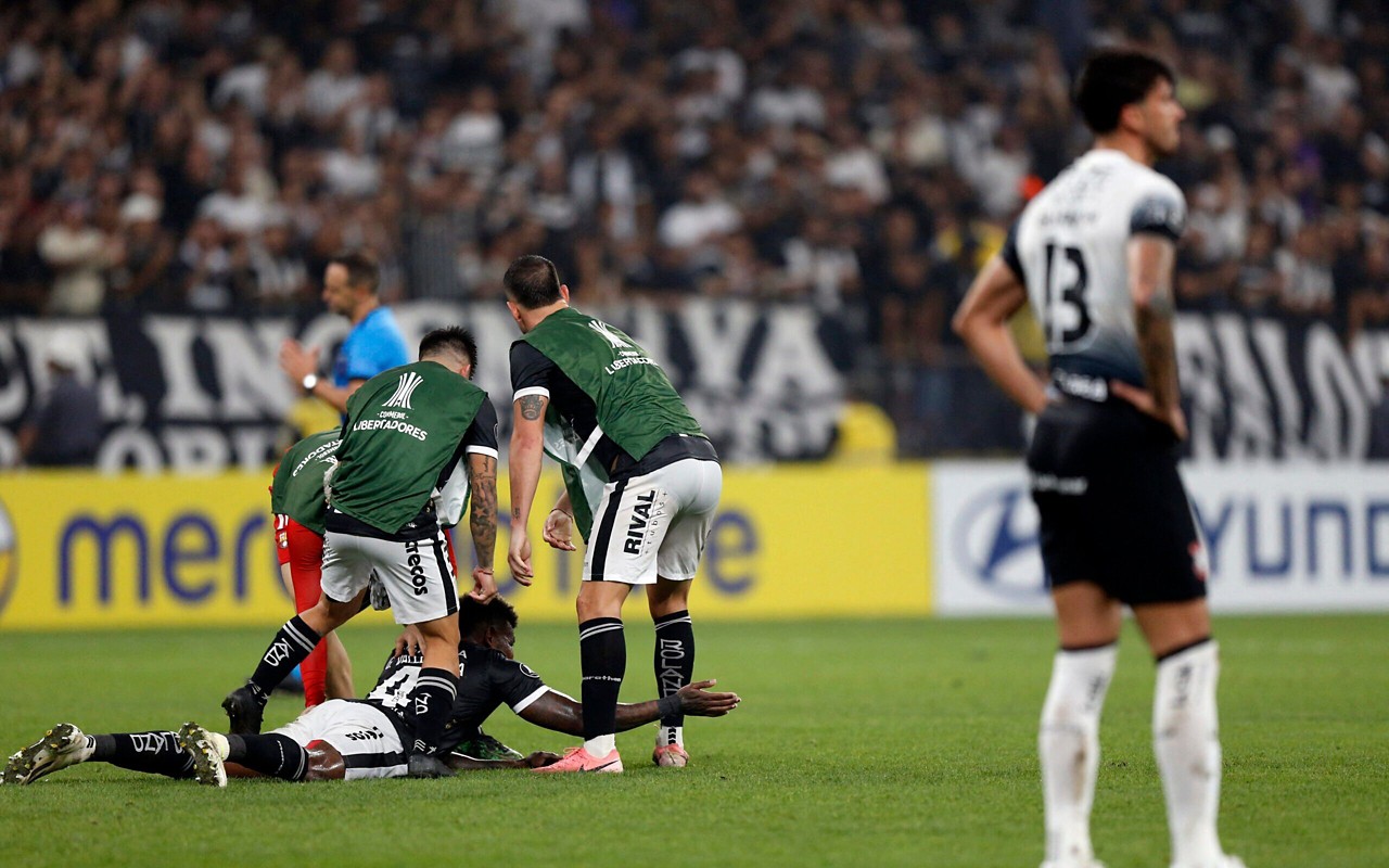 Corinthians foi eliminado da Libertadores diante do Barcelona-EQU (Foto: Miguel Schincariol/AFP)