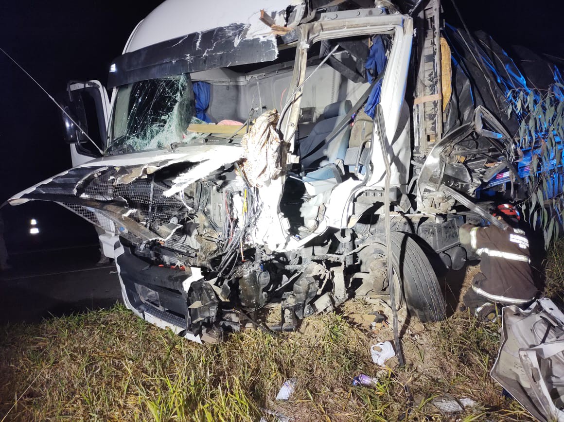 Caminhões ficaram destruídos na batida