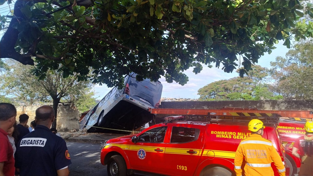 Ônibus bateu em muro de creche e ficou pendurado