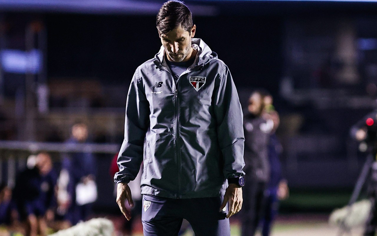 O auxiliar do São Paulo Max Cuberas comanda o time na derrota para o Mirassol, no Morumbis. (Foto: Fabio Giannelli/AGIF)