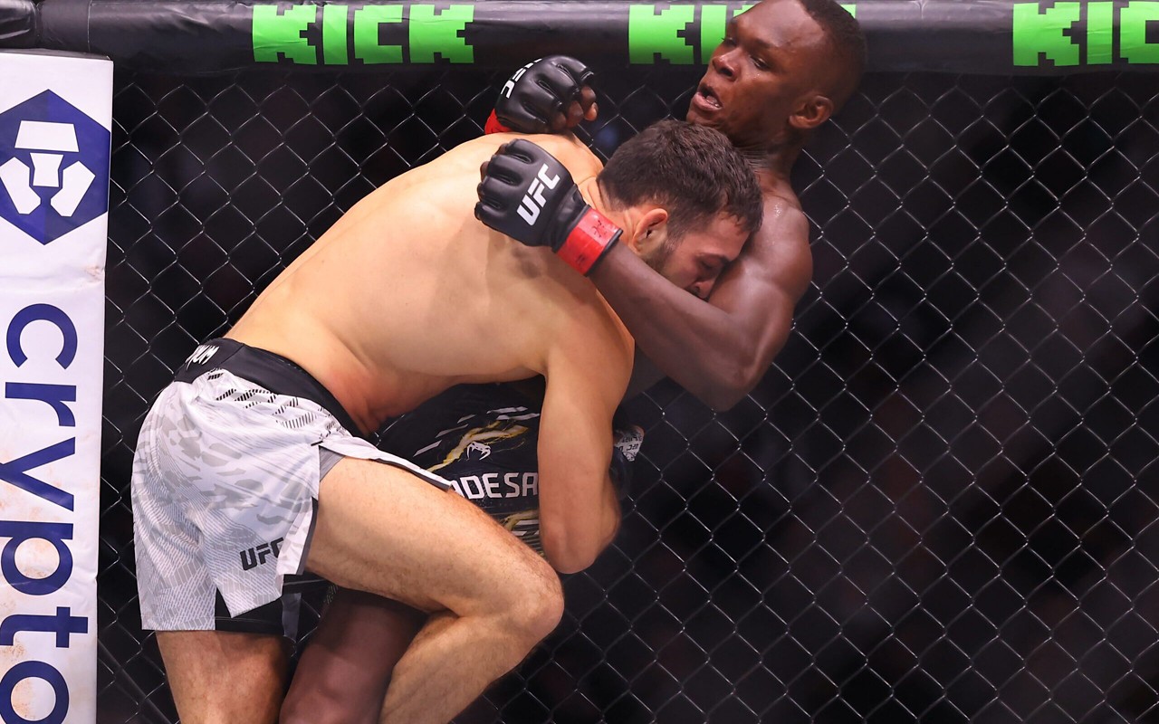 Israel Adesanya contra Nassourdine Imavov no UFC Fight Night 250, em Riad, na Arábia Saudita (Foto: Fayez NURELDINE / AFP)