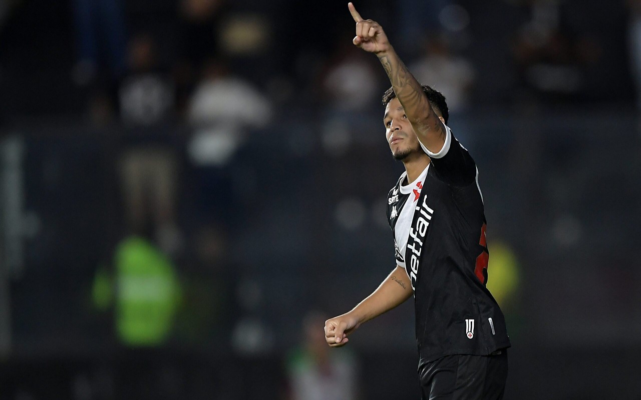 Adson tem 50 jogos com a camisa do Vasco (Foto: Thiago Ribeiro/AGIF)