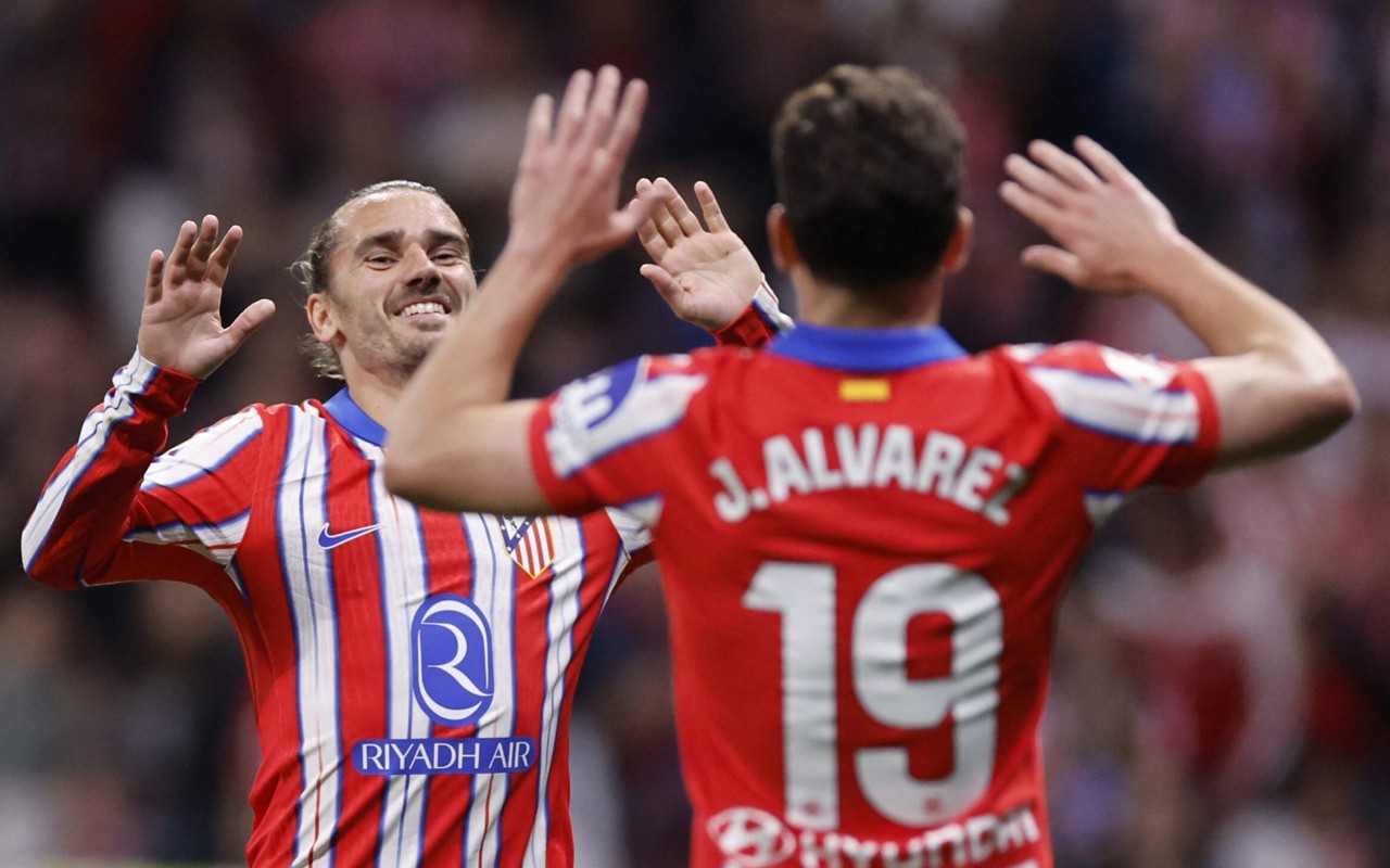 Julián Álvarez e Antoine Griezmann comemoram gol contra o Rayo Vallecano (Foto: Oscar Del Pozo/AFP)