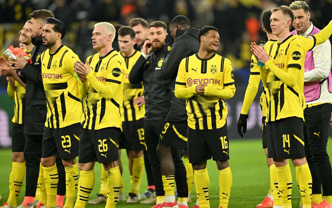 Jogadores do Borussia Dortmund celebram classificação contra o Sporting pela Champions League (Foto: Ina Fassbender/AFP)