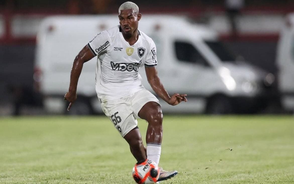 Cuiabano chegou ao Botafogo em 2024 após agem pelo Grêmio (Foto: Reprodução/Instagram/@botafogo))