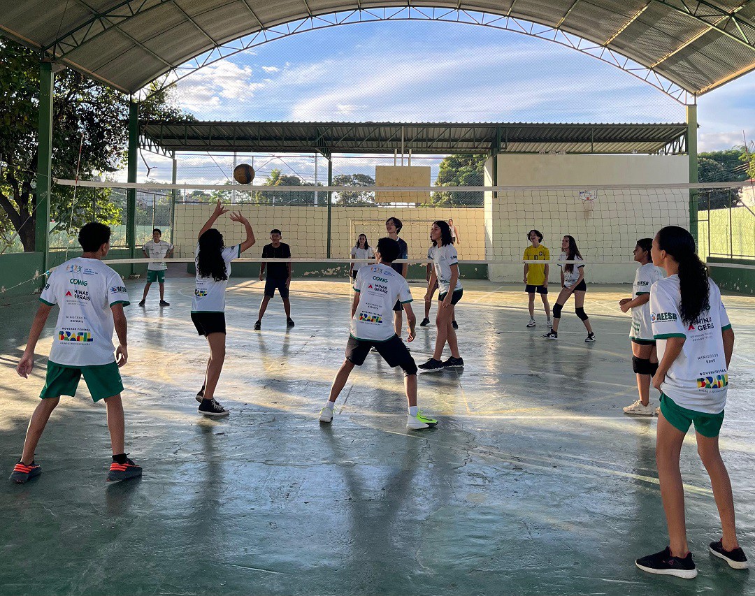 AEESB oferece 240 vagas gratuitas para projeto de handebol e vôlei em Montes Claros