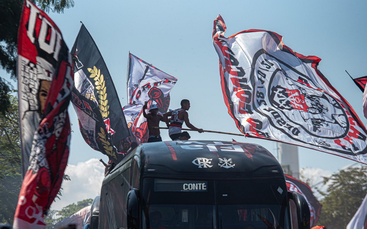 Torcedores do Flamengo sobre ônibus do clube (Foto: Paula Reis / CRF)