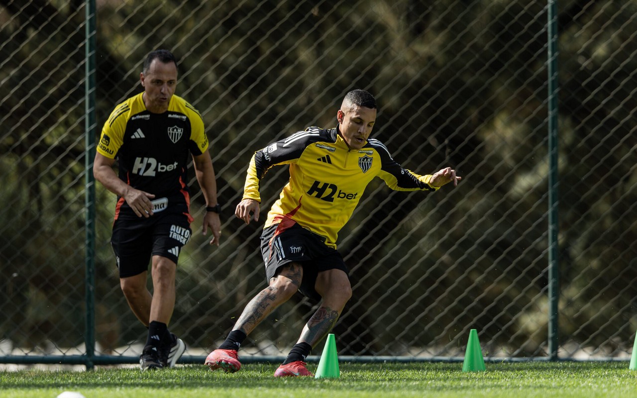 Arana volta a treinar com bola no Atlético-MG (Foto: Pedro Souza / Atlético)