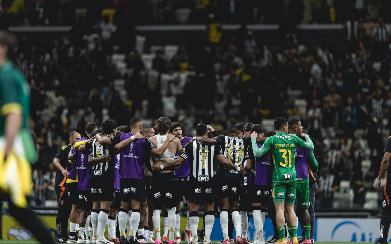 Time do Atlético-MG após classificação na Sul-Americana (Foto: Pedro Souza / Atlético)