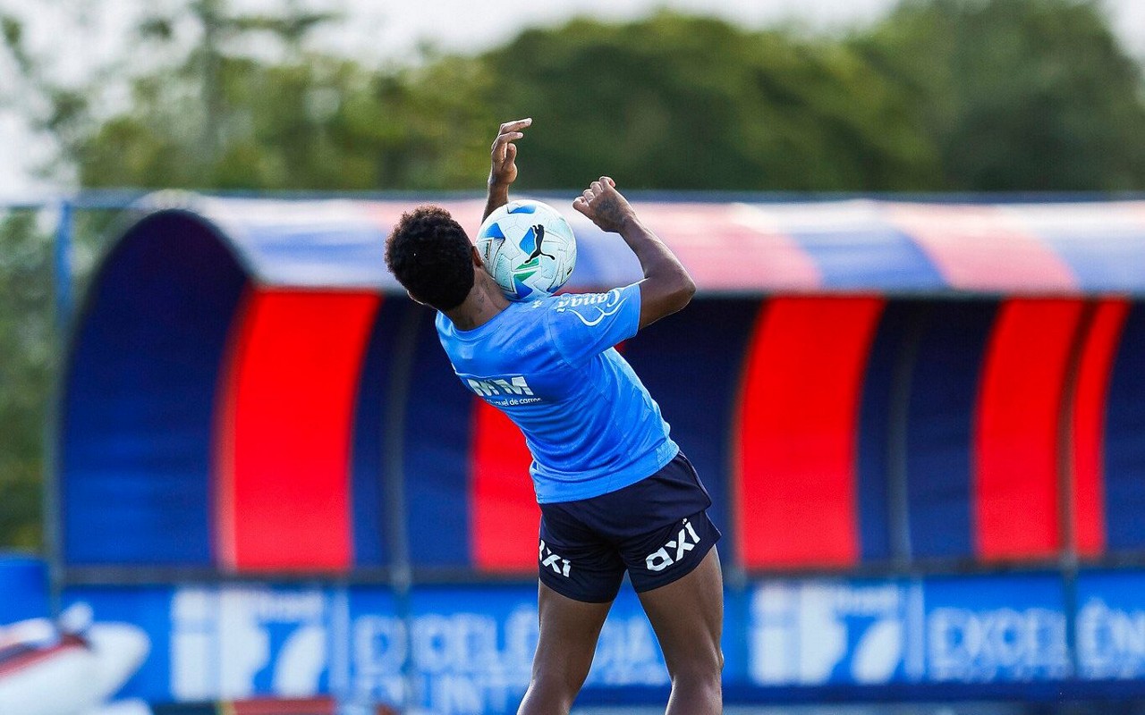 Kayky domina bola em treino do Bahia (Foto: Rafael Rodrigues / EC Bahia)