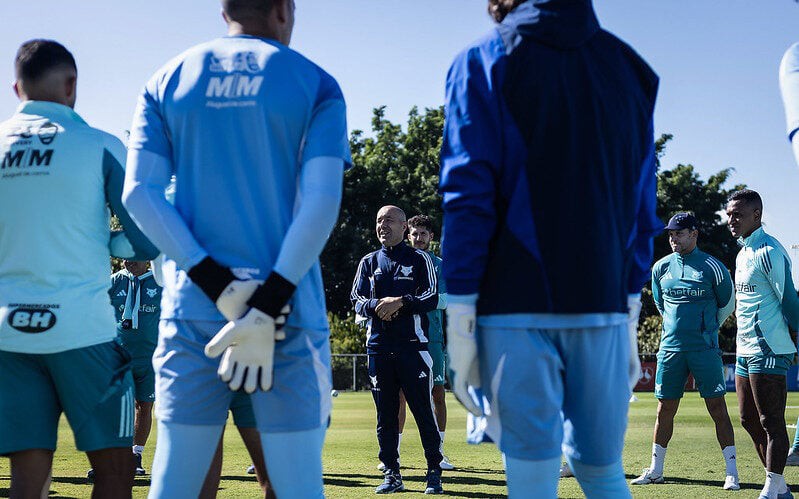 Técnico Leonardo Jardim comanda mais uma sessão de treinos na Toca da Raposa nesta quinta-feira (10) (Foto: Gustavo Aleixo/Cruzeiro)