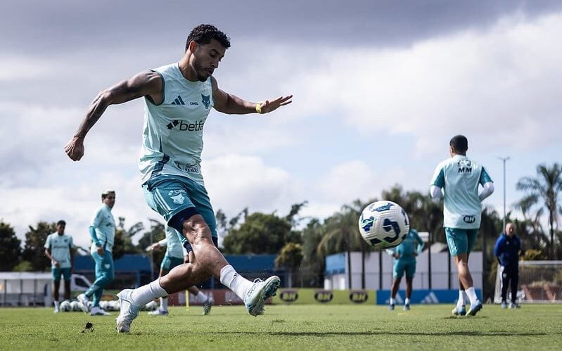 Com dores no quadril, William é dúvida para jogo do Cruzeiro contra o Fluminense, no Maracanã (Foto: Gustavo Aleixo/Cruzeiro)