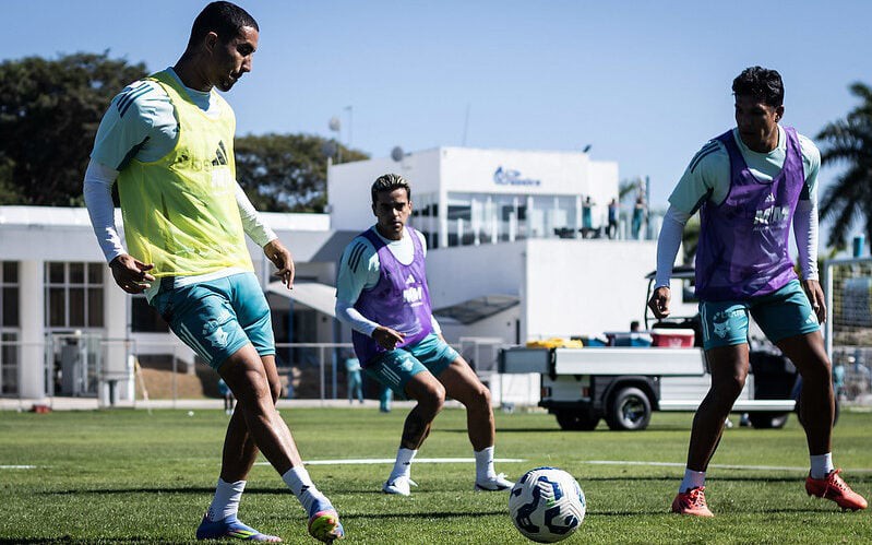 Jogadores do Cruzeiro seguem os treinamentos na Toca da Raposa (Foto: Gustavo Aleixo/Cruzeiro)