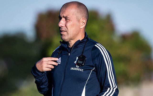 Técnico Leonardo Jardim volta a comandar o Cruzeiro após 20 dias sem jogo (Foto: Gustavo Aleixo/Cruzeiro)