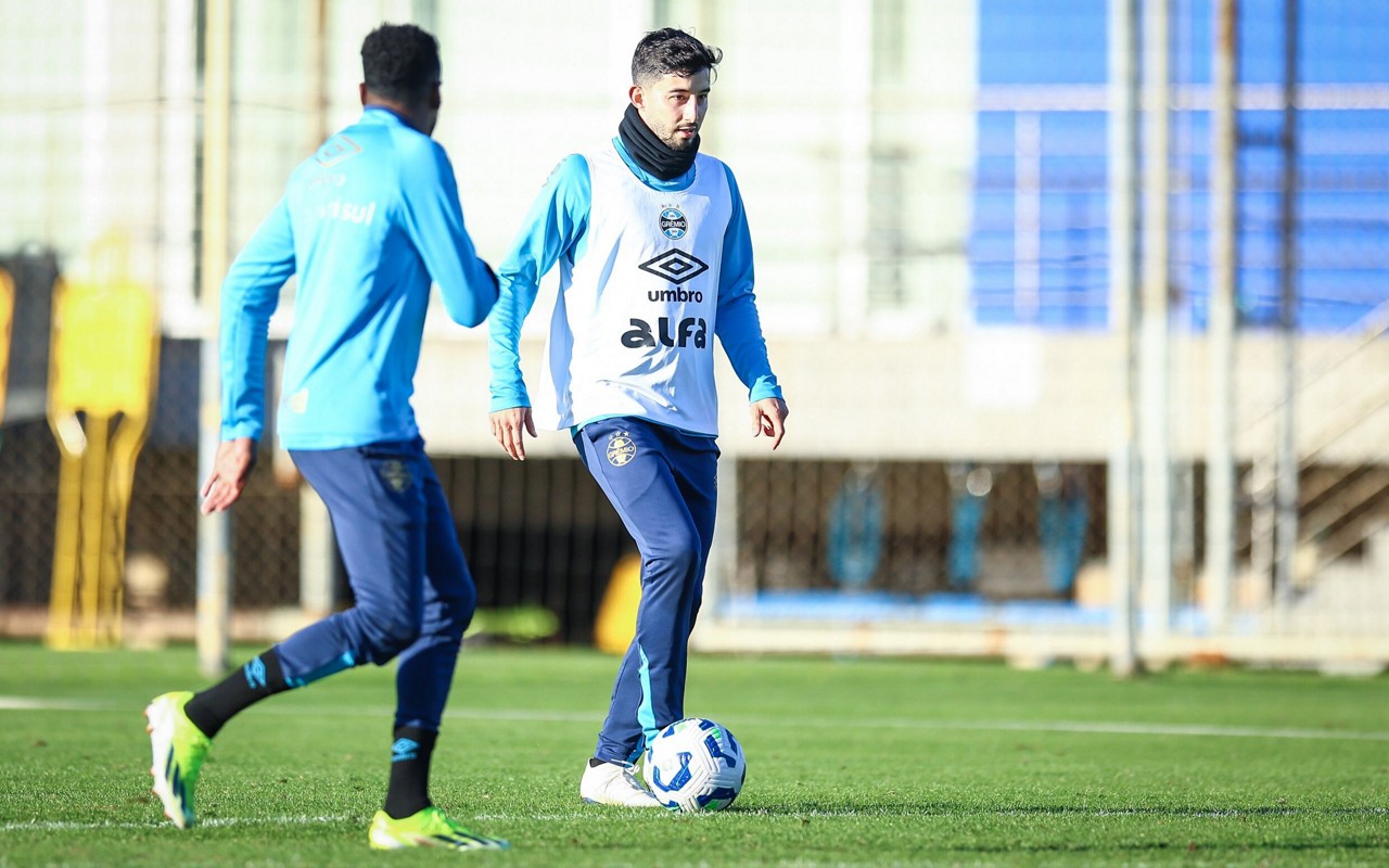 Villasanti com a bola em treinamento do Grêmio. (Foto: Lucas Uebel/Grêmio FBPA)